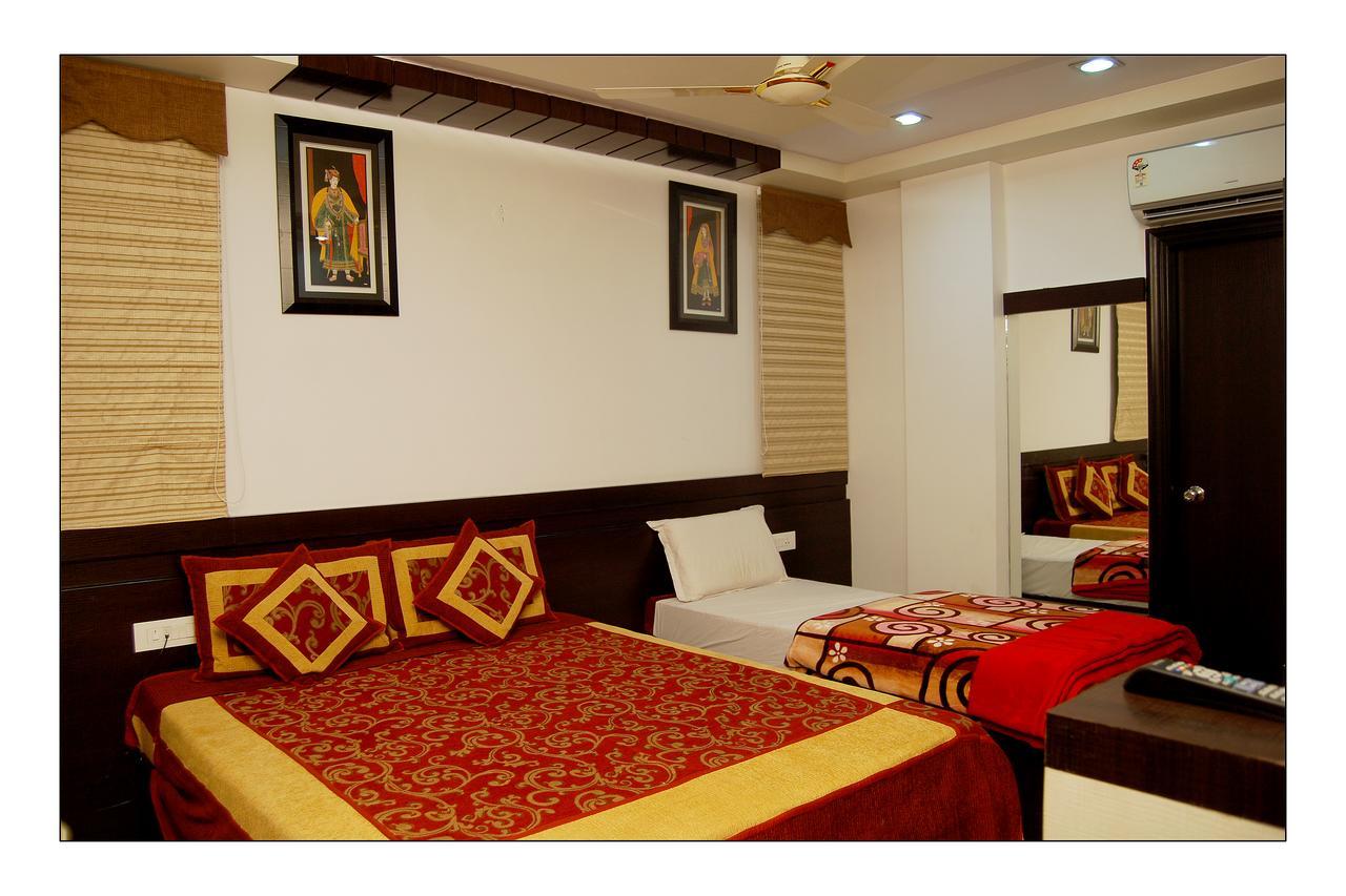 Hotel Jinendra Palace Jaipur Buitenkant foto
