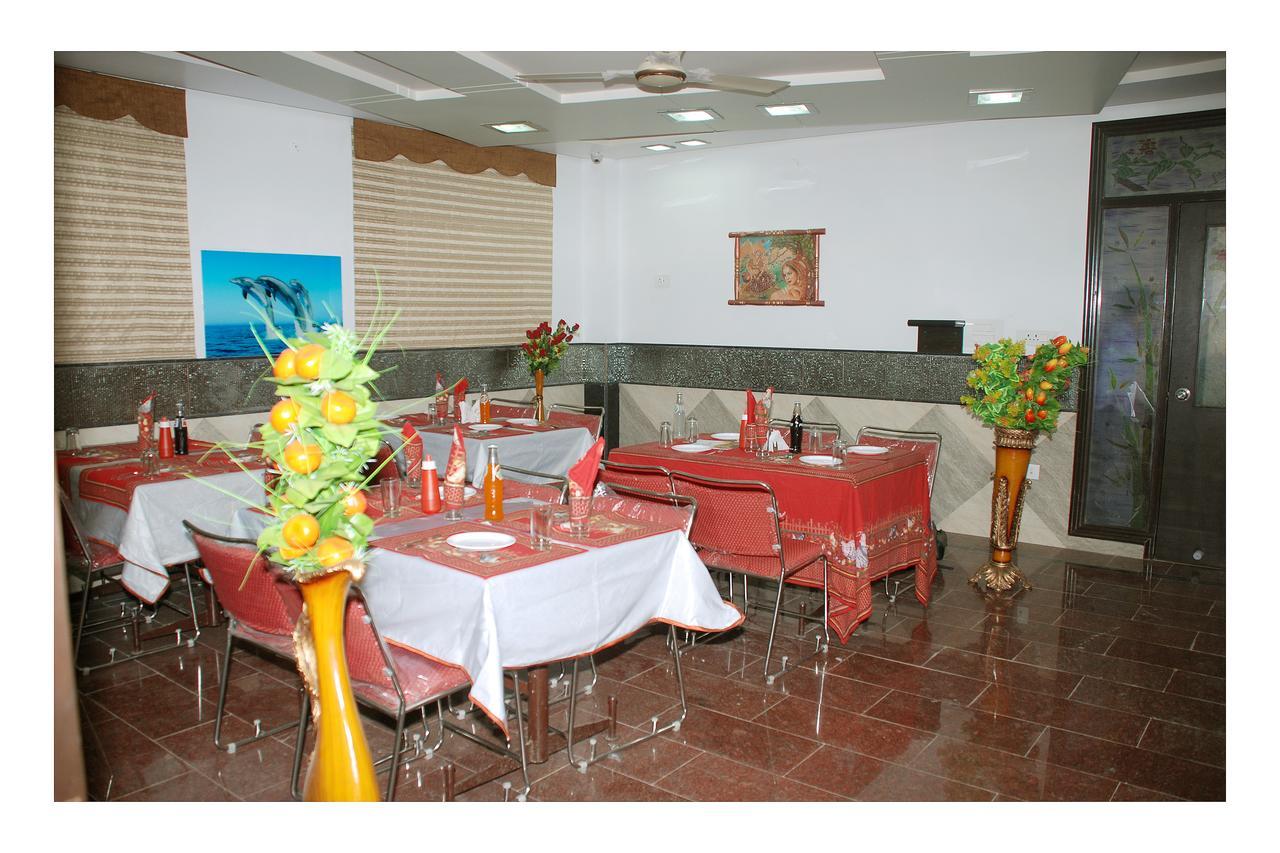 Hotel Jinendra Palace Jaipur Buitenkant foto