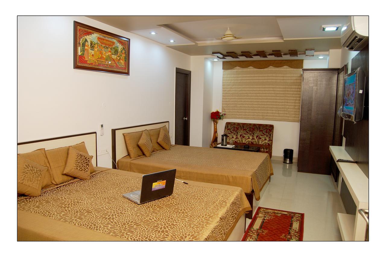 Hotel Jinendra Palace Jaipur Buitenkant foto