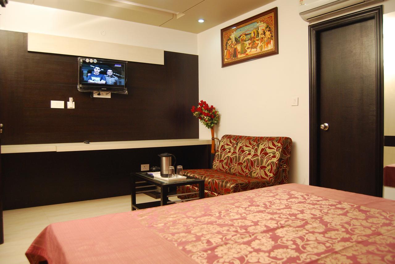 Hotel Jinendra Palace Jaipur Buitenkant foto
