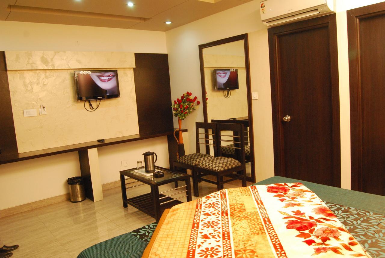 Hotel Jinendra Palace Jaipur Buitenkant foto