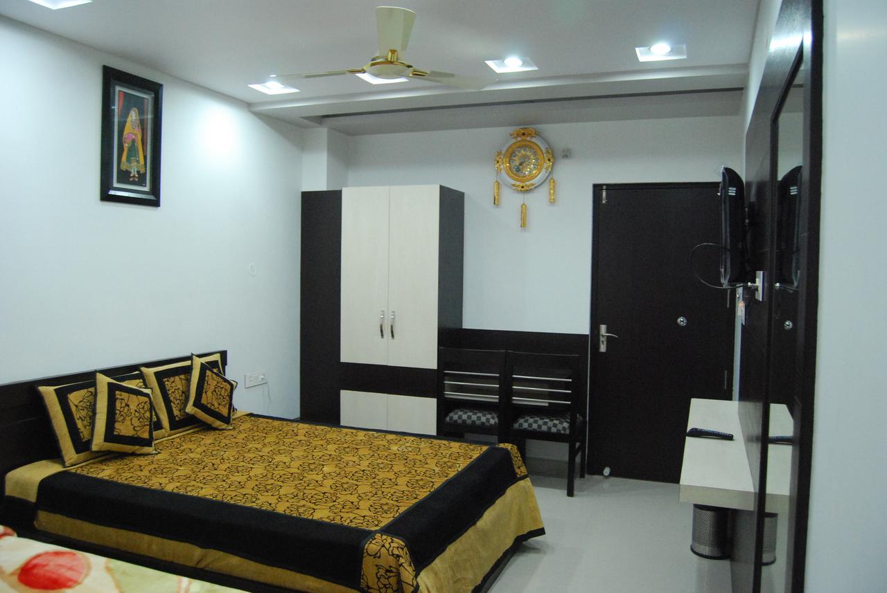 Hotel Jinendra Palace Jaipur Buitenkant foto