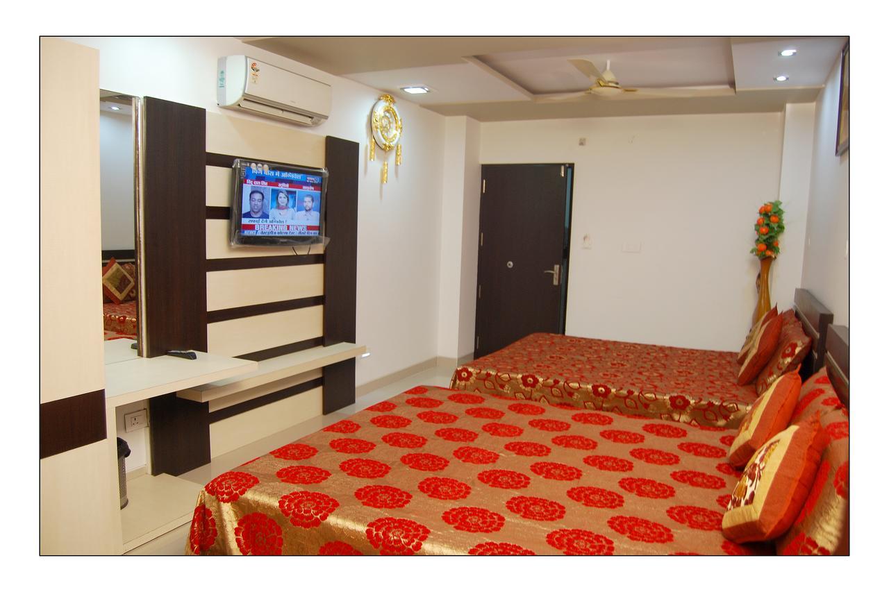 Hotel Jinendra Palace Jaipur Buitenkant foto