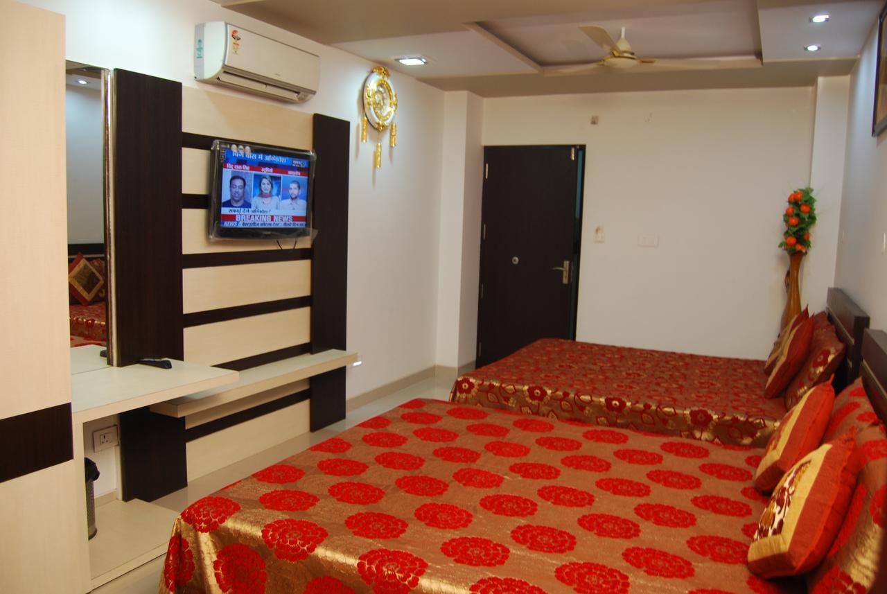 Hotel Jinendra Palace Jaipur Buitenkant foto