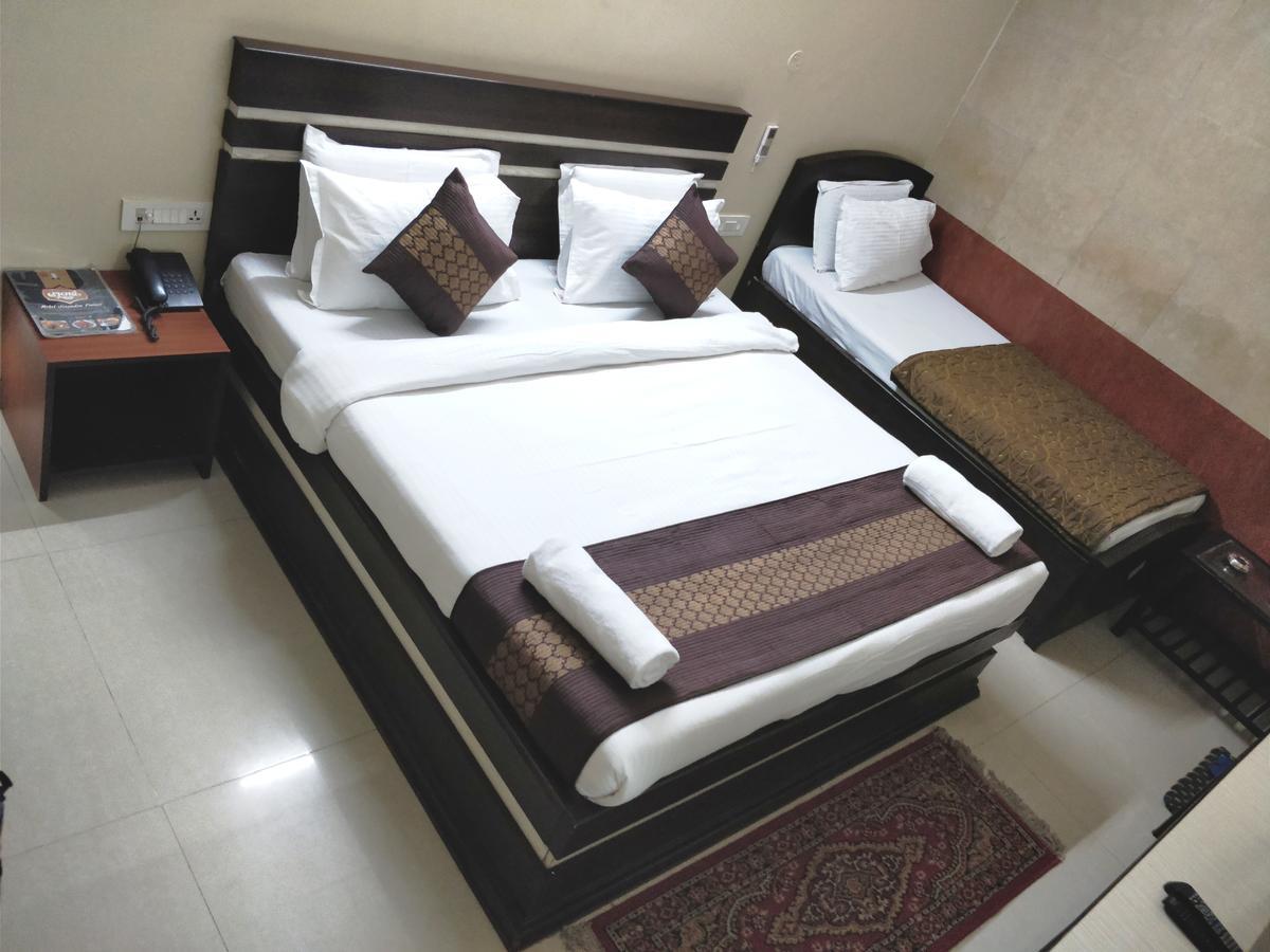 Hotel Jinendra Palace Jaipur Buitenkant foto