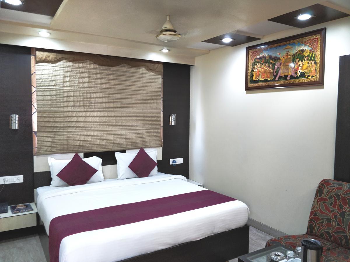 Hotel Jinendra Palace Jaipur Buitenkant foto