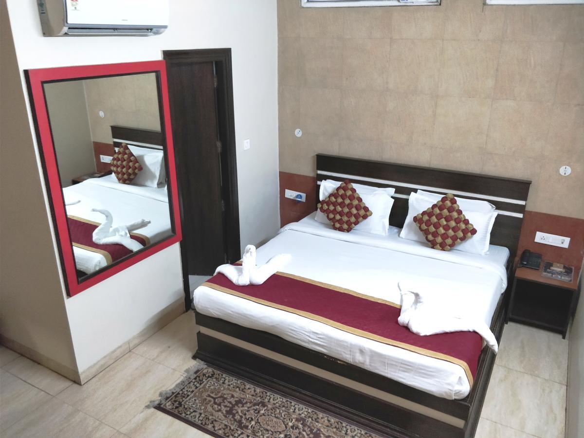 Hotel Jinendra Palace Jaipur Buitenkant foto