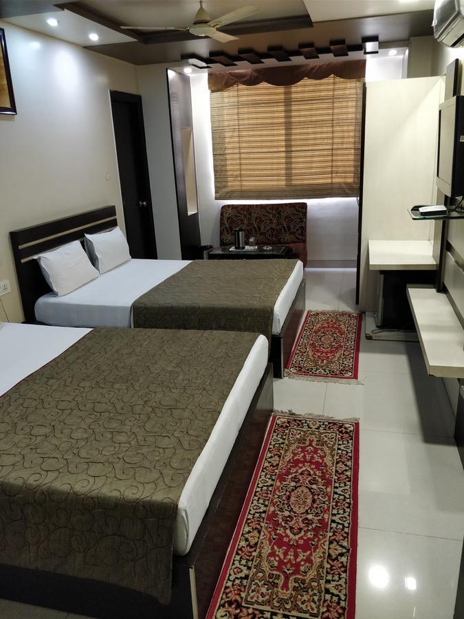 Hotel Jinendra Palace Jaipur Buitenkant foto