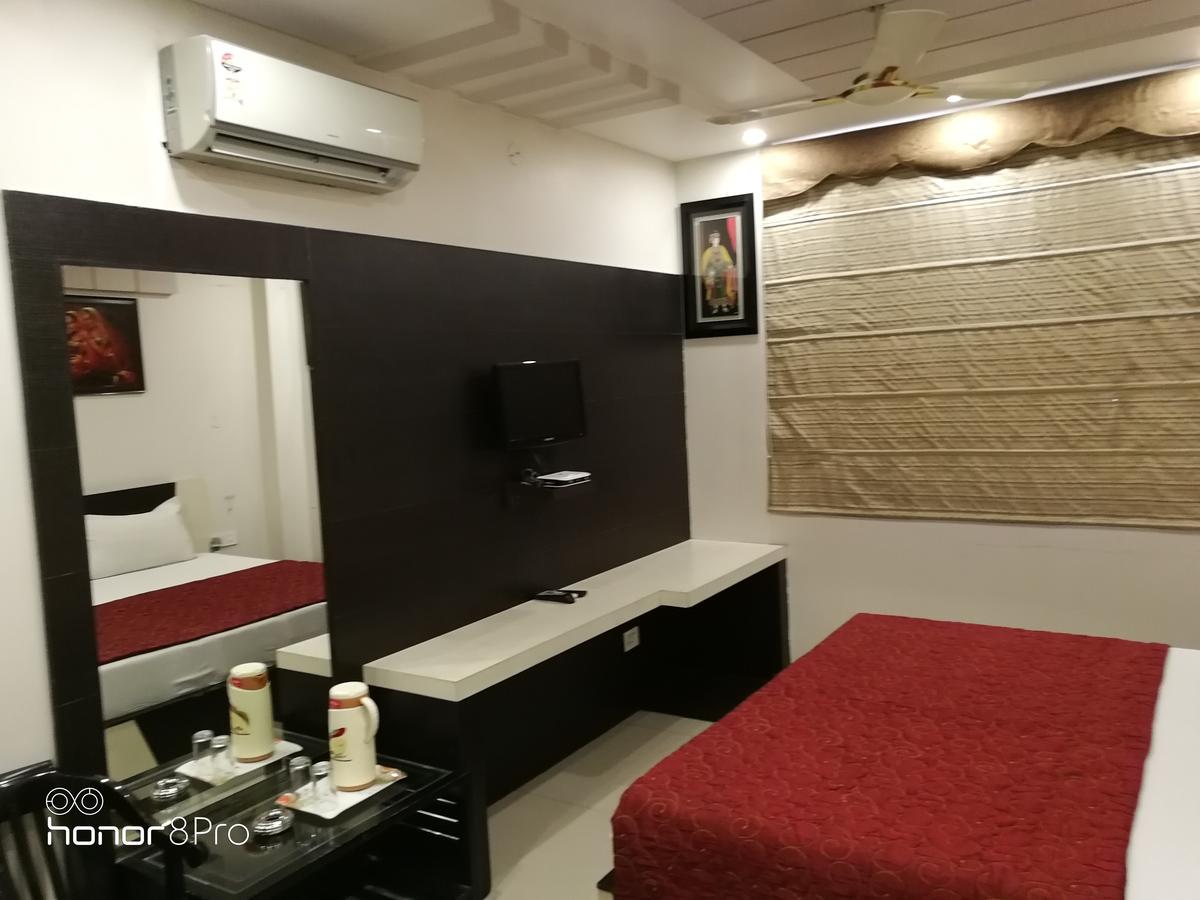 Hotel Jinendra Palace Jaipur Buitenkant foto
