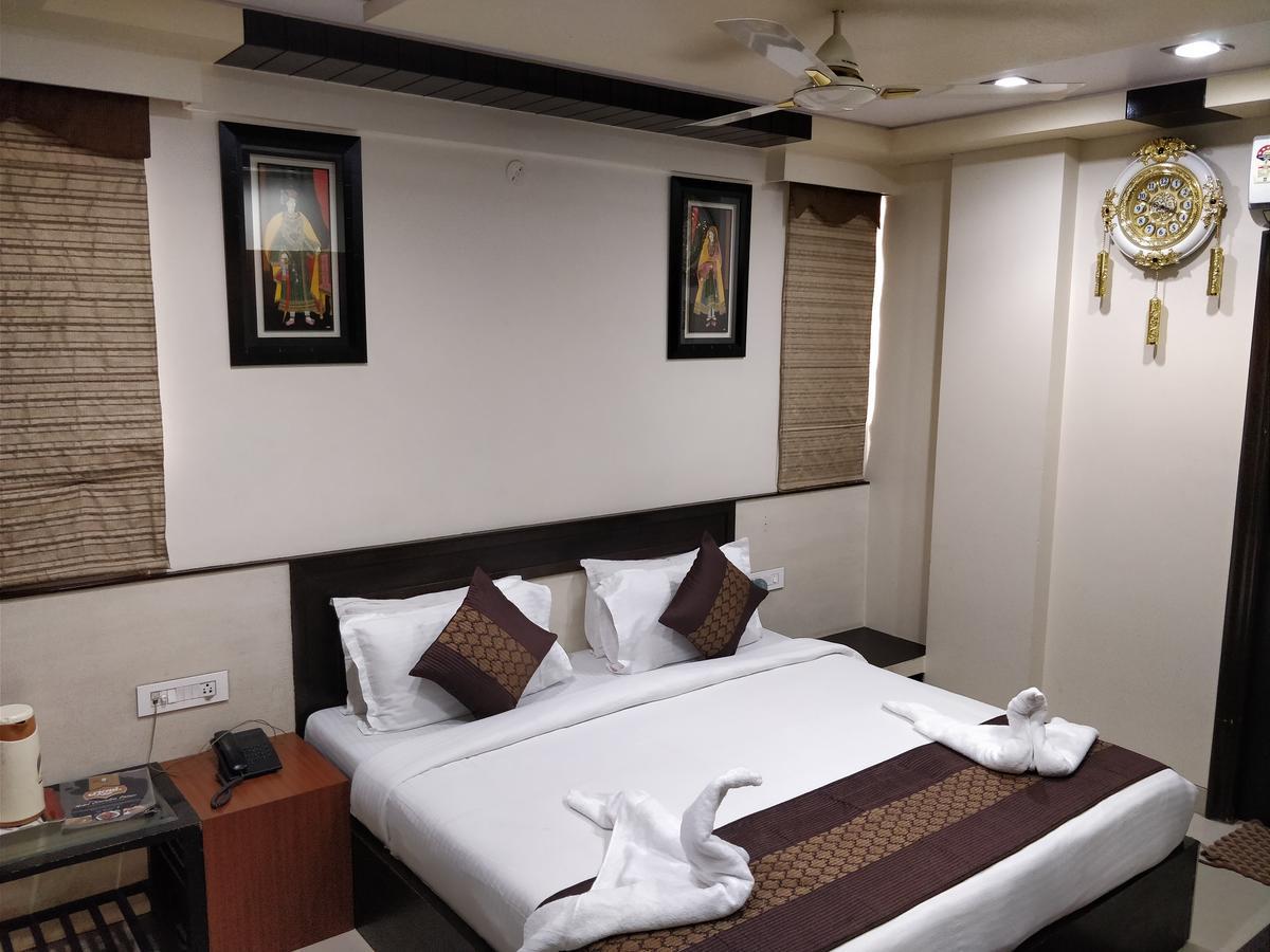 Hotel Jinendra Palace Jaipur Buitenkant foto